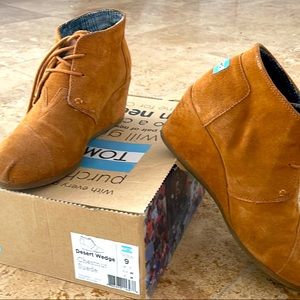 Tom’s Chesnut Suede Desert Wedge